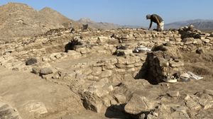 الآثار تم العثور عليها في موقع عين بني ساعدة الأثري- وكالة الأنباء العمانية