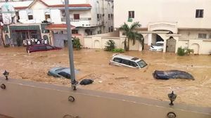 تضررت عشرات السيارات في مكة المكرمة بعد انجرافها نتيجة السيول - تويتر