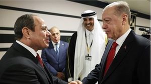 مصافحة تاريخية بين الرئيسين التركي رجب طيب أردوغان والمصري عبد الفتاح السيسي