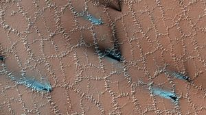 ترك الجليد المتجمد في التربة أنماطًا مضلعة على سطح المريخ- ناسا