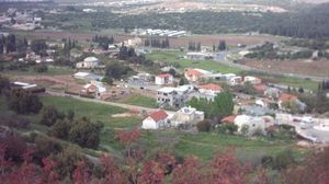 منظر عام للقرية تظهر مستوطنة ميرون الدينية اليهودية المقامة على القرية وشارع صفد 2003