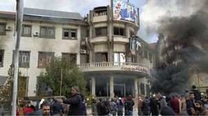 أحرق المحتجون مبنى محافظة السويداء وحطموا صور حافظ وبشار الأسد - فيسبوك