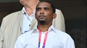 انتشر فيديو لنجم كرة القدم الكاميرونية السابق وهو يركل "اليوتيوبر" الجزائري على مستوى الوجه-