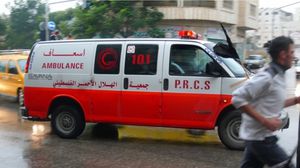 استهدف الاحتلال سيارة إسعاف تابعة للهلال الأحمر الفلسطيني أثناء نقل الجرحى إلى جنوب القطاع- أرشيفية 