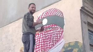 الشاب المهندس أحمد عبد اللطيف رسم الجدارية في قرية النسايمة بالدقهلية- فيسبوك