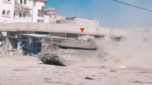 دبابة للاحتلال قبل استهدافها بقذيفة- إعلام القسام
