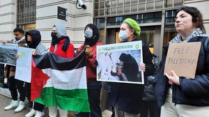 النشطاء رفعوا علم فلسطين وصورا للشهداء- إكس
