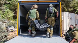 جنود الاحتلال ينقلون جثثا لقتلاهم- وسائل إعلام عبرية