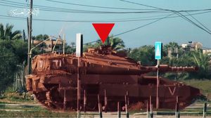 دبابة للاحتلال قبل تفجيرها في دير البلح على يد القسام- إعلام القسام