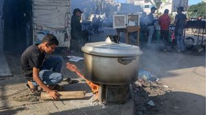 حرق الكتب للطهي في غزة- إنترنت