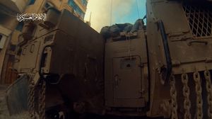 لقطة لمدرعة للاحتلال دمرها أحد عناصر القسام- إعلام القسام