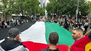 رفع المتظاهرون العلم الفلسطيني وطالبوا بوقف العمليات العسكرية في رفح- إكس