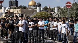 فلسطينيون يؤدون صلاة الجمعة خارج أسوار المسجد الأقصى بعد إغلاقه من قبل الاحتلال - إنترنت