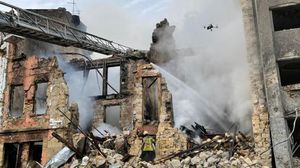 شظايا طائرات مسيرة أضرمت النيران في منزل تحت الإنشاء في حي دارنيتسكي- جيتي
