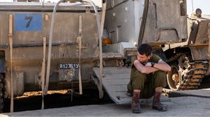 جندي للاحتلال بجانب إحدى المدرعات على تخوم غزة- جيتي