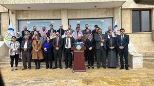 لحظة إعلان العقد الاجتماعي للإدارة الذاتية لشمال شرق سوريا يوم 13 ديسمبر في مدينة الرقة- الموقع الرسمي للإدارة