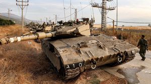 تجمعت الدبابات الإسرائيلية بالقرب من الحدود مع لبنان في أكتوبر الماضي استعدادا للحرب- فرانس برس