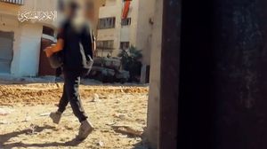 أحد عناصر القسام لحظة تفجير دبابة بواسطة عبوة ناسفة بغزة- إعلام القسام