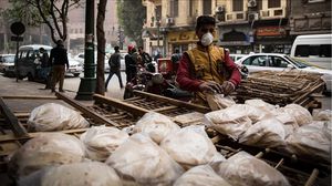أعلنت الحكومة المصرية عن رفع سعر رغيف الخبز المدعوم إلى 20 قرشا من 5 قروش، وتنفيذ القرار اعتبارا من مطلع يونيو المقبل- الأناضول