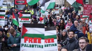 متظاهرون أمام مقر رئاسة الحكومة البريطانية في لندن يطالبون بوقف الحرب على غزة.. (عربي21)