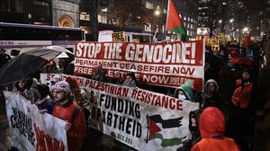 رفع المتظاهرون لافتات تتهم الرئيس الأمريكي جو بايدن بارتكاب إبادة جماعية في قطاع غزة -الأناضول 