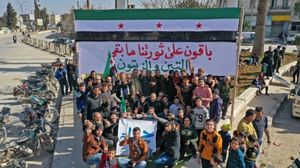 يُحيي السوريون ذكرى الثورة السورية الـ13 باستمرار المظاهرات ضد نظام الأسد- إكس