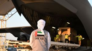 موظف إمارات خلال نقل مساعدات لغزة عبر مطار العريش- وام