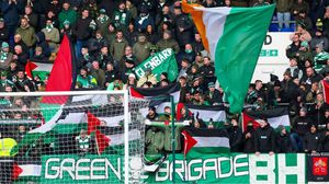رفعت جماهير إيرلندا أعلام فلسطين في تضامن شعبي واسع مع غزة- جيتي