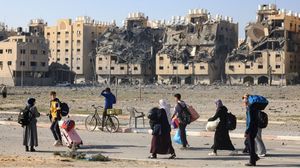 فلسطينيون ينزحون عن مساكنهم في خانيونس بعد قيام الاحتلال بقصفها- جيتي