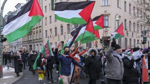 ندد المتظاهرون بقرار الحكومة الألمانية مواصلة تأمين السلاح للاحتلال الإسرائيلي- إكس