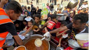 يضطر سكان مدينة غزة وشمالها إلى تدبر أمور معيشتهم من شراب وطعام مما يتوفر من حولهم- إكس