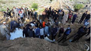 دفن نحو 50 شخصًا في مقابر جماعية وسط غزة- إكس