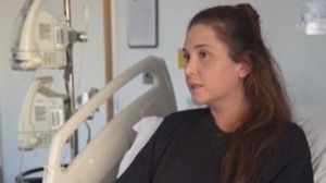 المصورة كريستينا عاصي ترقد في المستشفى بعد بتر ساقها إثر استهداف للاحتلال- CNN