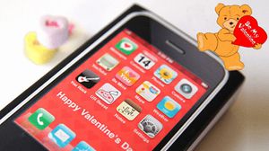 تطبيقات لعيد الحب على هاتف محمول - أرشيفية