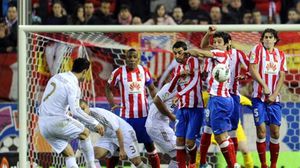 رونالدو يسدد صوب مرمى أتلتيكو مدريد من كرة ثابتة - أرشيفية