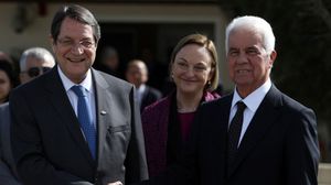 القادة القبارصة الأتراك واليونان يتصافحان مقر البعثة الأممية بنيقوسيا - أ ف ب 