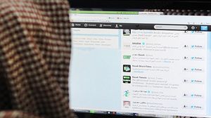 مواطن سعودي يتابع تويتر - أرشيفية