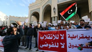 وقفة أمام البرلمان الليبي طالبت بتمديد ولايته (أرشيفية) - أ ف ب