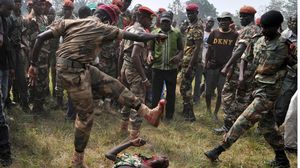 جندي بانغي يمثل بجثة أحد المسلمين - أ ف ب