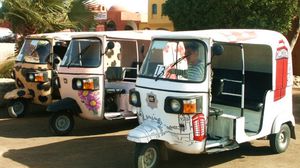 سيارات التوك توك تستخدم في نقل السياح في مصر
