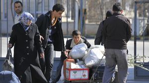 اللاجئون السوريون يتوافدون بالمئات إلى تركيا - الأناضول