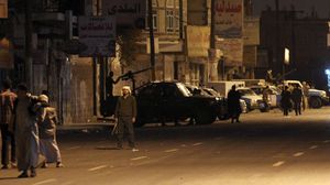 جنود يمنيون أمام السجن الذي تعرض للهجوم والاختراق - ا ف ب