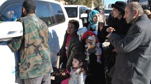 سوريون ينتظرون الخروج من حمص المحاصرة مع الأمم المتحدة - (أرشيفية) أ ف ب