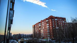 خط دخان خلفه النيزك فوق سماء موسكو 15 شباط/ فبراير 2013 - أ ف ب