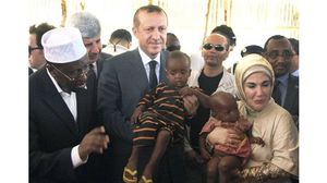 رئيس الوزراء التركي رجب طيب أردوغان في زيارة نادرة للصومال خلال فترة المجاعة التي ضربت البلاد في آب/ أغسطس 2011