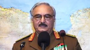 حفتر أثناء إعلانه الانقلاب في ليبيا - (أرشيفية)