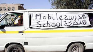 مدرسة متنقلة على ظهر حافلة في اليمن - الأناضول