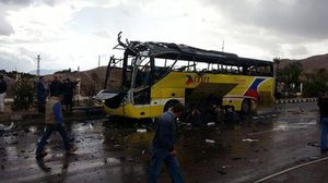 الحافلة بعد تفجيرها قبالة المعبر الاسرائيلي في طابا - فيس بوك