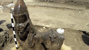 صورة نشرها المجلس الاعلى للاثار في 2010 لتمثال لامنحتب الثالث عثر عليه في الاقصر - أ ف ب