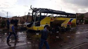 حطام الحافلة التي استهدفت في اعتداء بقنبلة في طابا - أ ف ب